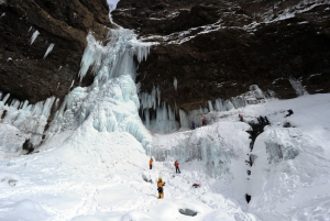 ​A 100-metre waterfall freezes! 3 spots for Hyobaku ice falls