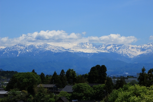 Carve your way through the Japanese Alps in Toyama!